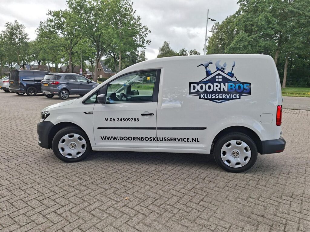 Witte bedrijfsauto met logo, telefoonnummer en website op de zijkant