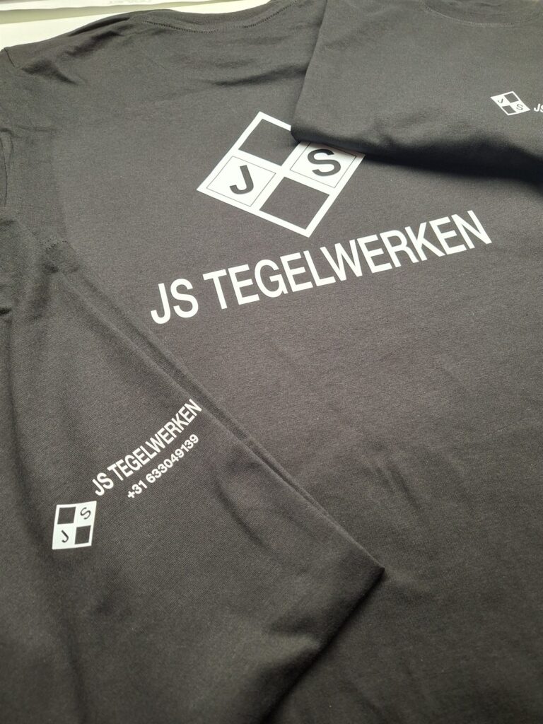 Donker shirt met de bedrijfsnaam in witte opdruk op de rug