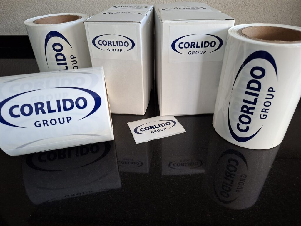 Rollen bedrukte stickers en dozen met het logo van Corlido Group